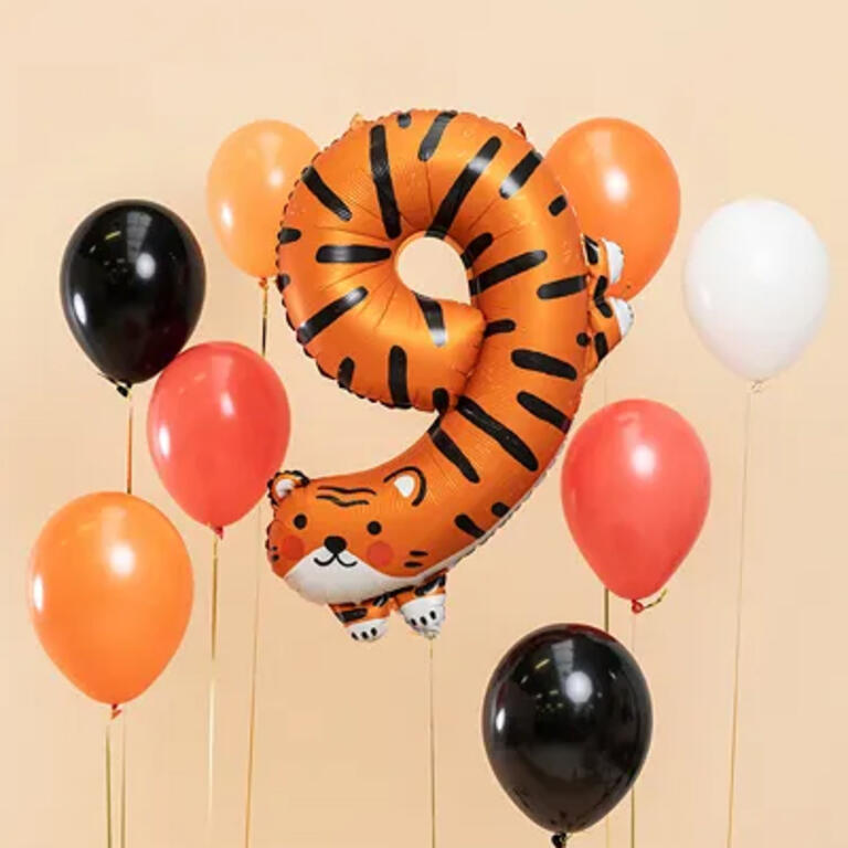 Ballon_XXL-Zahl_9_Tiermotiv_Tiger_Größe_87cm_XXL_Folienballon_Tiger im_Hintergrund mit Ballons