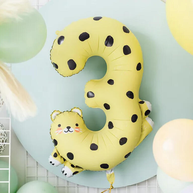 Ballon_XXL_Zahl_3_Tiermotiv_Leopard_98cm_XXL_Folienballon_im Hintergrund mit weiteren Ballons